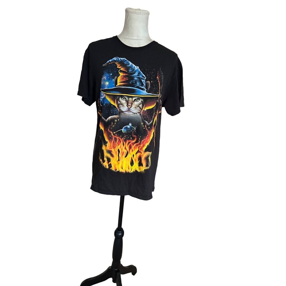 Vintage Mystical Cat Wizard Graphic T-Shirt With Fiery Design Sz M Gothic Witchy